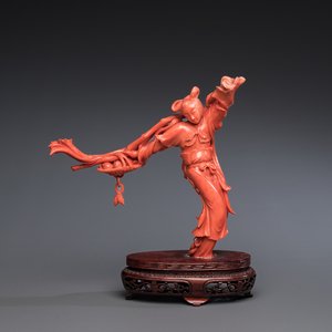 Een Chinese bloedkoralen figuur van de onsterfelijke Lan Caihe, 19/20e eeuw — foto 1