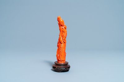 Een Chinese bloedkoralen figuur van een dame, 19/20e eeuw