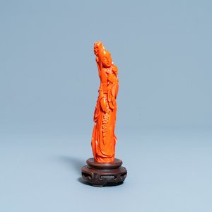 Een Chinese bloedkoralen figuur van een dame, 19/20e eeuw — foto 1