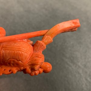 Een Chinese bloedkoralen figuur van een krijger met vlag, 19/20e eeuw — foto 11