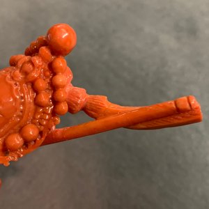 Een Chinese bloedkoralen figuur van een krijger met vlag, 19/20e eeuw — foto 12