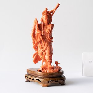 Een Chinese bloedkoralen figuur van een krijger met vlag, 19/20e eeuw — foto 6