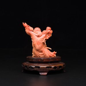 Een Chinese bloedkoralen figuur van een lachende Boeddha op houten sokkel, 19/20e eeuw — foto 3