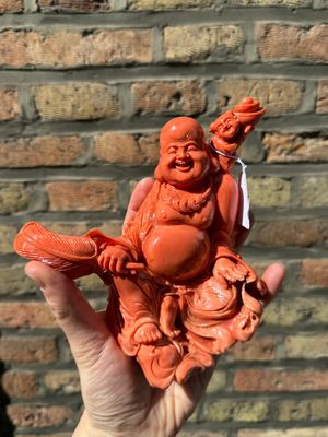 Een Chinese bloedkoralen figuur van een lachende Boeddha op houten sokkel, 19/20e eeuw — foto 1
