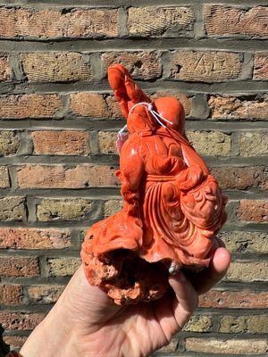 Een Chinese bloedkoralen figuur van een lachende Boeddha op houten sokkel, 19/20e eeuw — foto 6