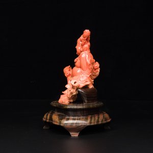Een Chinese bloedkoralen figuur van een lachende Boeddha op houten sokkel, 19/20e eeuw — foto 2