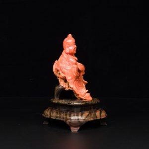 Een Chinese bloedkoralen figuur van een lachende Boeddha op houten sokkel, 19/20e eeuw — foto 4