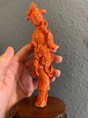 Een Chinese bloedkoralen figuur van een staande dame, 19/20e eeuw — foto 1