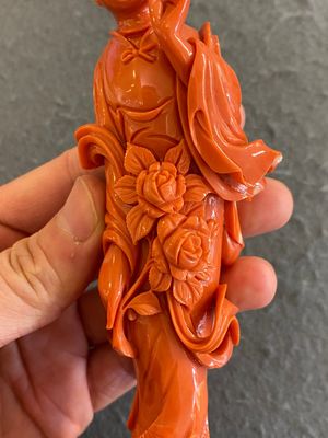 Een Chinese bloedkoralen figuur van een staande dame, 19/20e eeuw — foto 5