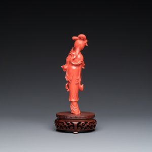 Een Chinese bloedkoralen figuur van een staande dame, 19/20e eeuw — foto 3