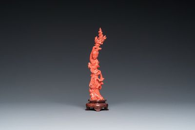 Een Chinese bloedkoralen figuur van een staande dame met bloemenmand, 19/20e eeuw