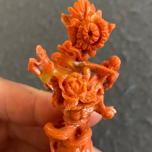 Een Chinese bloedkoralen figuur van een staande dame met bloemenmand, 19/20e eeuw — foto 14