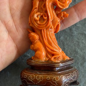 Een Chinese bloedkoralen figuur van een staande dame met bloemenmand, 19/20e eeuw — foto 10