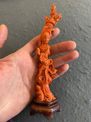 Een Chinese bloedkoralen figuur van een staande dame met bloemenmand, 19/20e eeuw — foto 1