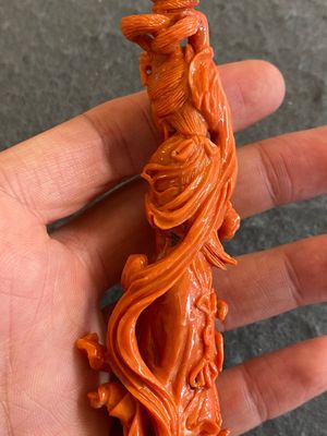 Een Chinese bloedkoralen figuur van een staande dame met bloemenmand, 19/20e eeuw — foto 6