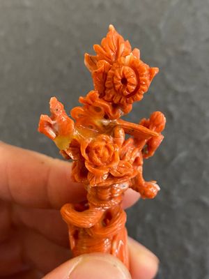 Een Chinese bloedkoralen figuur van een staande dame met bloemenmand, 19/20e eeuw — foto 8