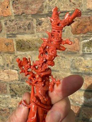 Een Chinese bloedkoralen figuur van een staande dame met een vaas, 19/20e eeuw — foto 6
