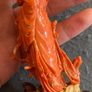Een Chinese bloedkoralen figuur van een staande dame met een vaas, 19/20e eeuw — foto 13