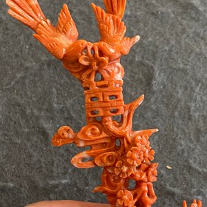 Een Chinese bloedkoralen figuur van een staande dame met een vaas, 19/20e eeuw — foto 9