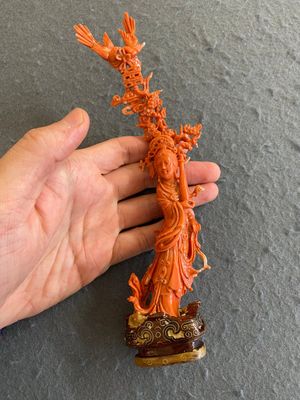 Een Chinese bloedkoralen figuur van een staande dame met een vaas, 19/20e eeuw — foto 1