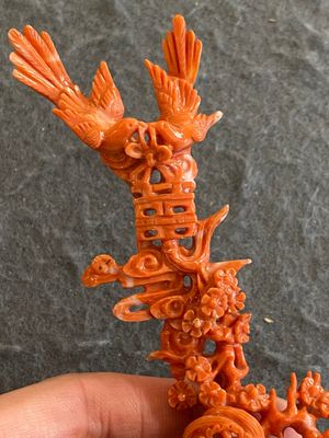 Een Chinese bloedkoralen figuur van een staande dame met een vaas, 19/20e eeuw — foto 3