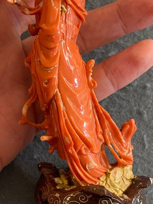 Een Chinese bloedkoralen figuur van een staande dame met een vaas, 19/20e eeuw — foto 7