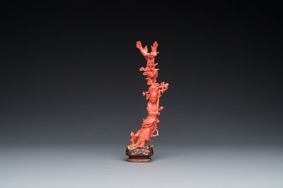 Een Chinese bloedkoralen figuur van een staande dame met een vaas, 19/20e eeuw
