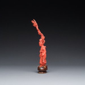 Een Chinese bloedkoralen figuur van een staande dame met een vaas, 19/20e eeuw — foto 2