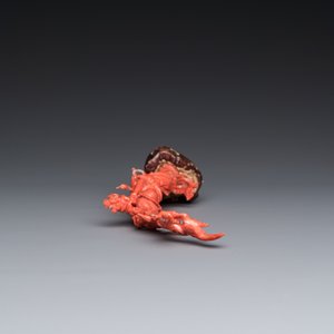 Een Chinese bloedkoralen figuur van een staande dame met een vaas, 19/20e eeuw — foto 5