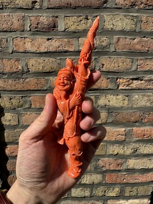 Een Chinese bloedkoralen figuur van een visser op houten sokkel, 19/20e eeuw — foto 1