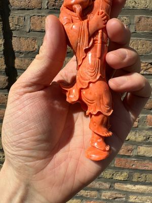 Een Chinese bloedkoralen figuur van een visser op houten sokkel, 19/20e eeuw — foto 4