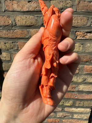 Een Chinese bloedkoralen figuur van een visser op houten sokkel, 19/20e eeuw — foto 9
