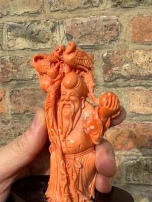 Een Chinese bloedkoralen figuur van Shoulao op houten sokkel, 19/20e eeuw — foto 2