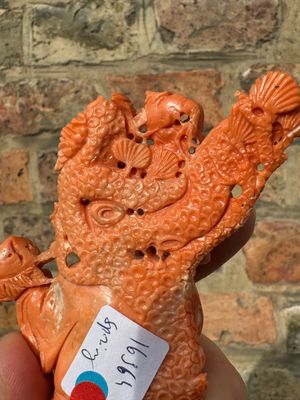 Een Chinese bloedkoralen figuur van Shoulao op houten sokkel, 19/20e eeuw — foto 6