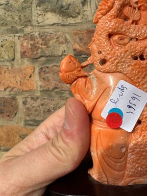 Een Chinese bloedkoralen figuur van Shoulao op houten sokkel, 19/20e eeuw — foto 7