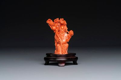 Een Chinese bloedkoralen figuur van Shoulao op houten sokkel, 19/20e eeuw