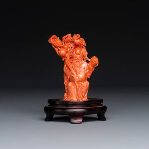 Een Chinese bloedkoralen figuur van Shoulao op houten sokkel, 19/20e eeuw — foto 1