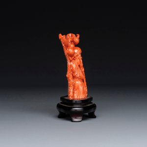 Een Chinese bloedkoralen figuur van Shoulao op houten sokkel, 19/20e eeuw — foto 2