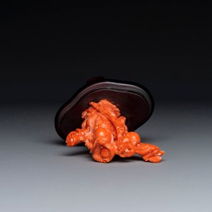 Een Chinese bloedkoralen figuur van Shoulao op houten sokkel, 19/20e eeuw — foto 5