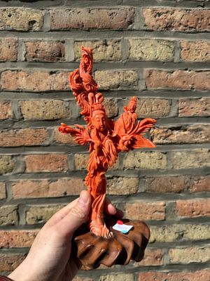 Een Chinese bloedkoralen figuur van Xiwangmu op houten sokkel, 19/20e eeuw — foto 1