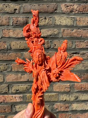 Een Chinese bloedkoralen figuur van Xiwangmu op houten sokkel, 19/20e eeuw — foto 2