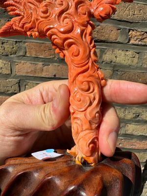 Een Chinese bloedkoralen figuur van Xiwangmu op houten sokkel, 19/20e eeuw — foto 9