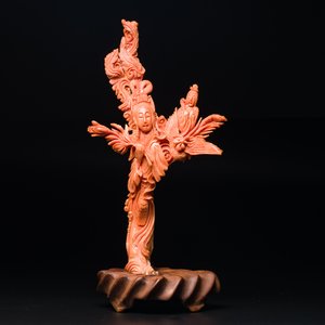 Een Chinese bloedkoralen figuur van Xiwangmu op houten sokkel, 19/20e eeuw — foto 1
