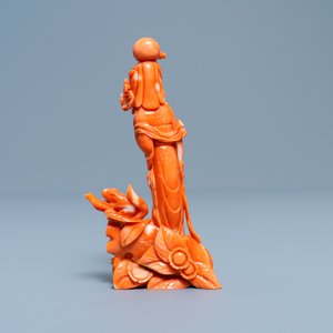 Een Chinese bloedkoralen groep met een dame, een eekhoorn en een konijn, 19/20e eeuw — foto 4