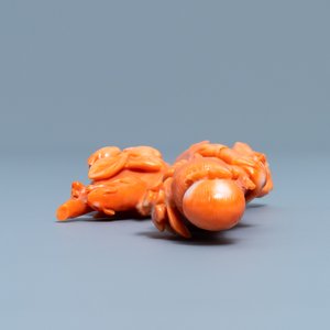 Een Chinese bloedkoralen groep met een dame, een eekhoorn en een konijn, 19/20e eeuw — foto 6