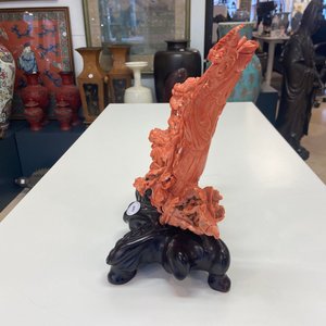Een Chinese bloedkoralen groep met Guanyin en een dienster, 19/20e eeuw — foto 13