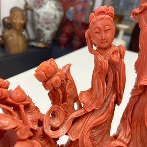 Een Chinese bloedkoralen groep met Guanyin en een dienster, 19/20e eeuw — foto 17