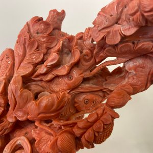 Een Chinese bloedkoralen groep met Guanyin en een dienster, 19/20e eeuw — foto 23
