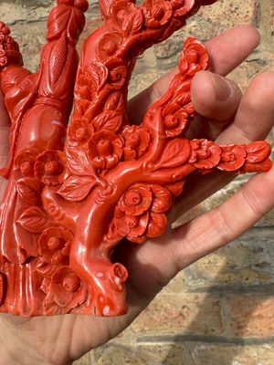 Een Chinese bloedkoralen groep van dames met spelende kinderen op houten sokkel, 19/20e eeuw — foto 9