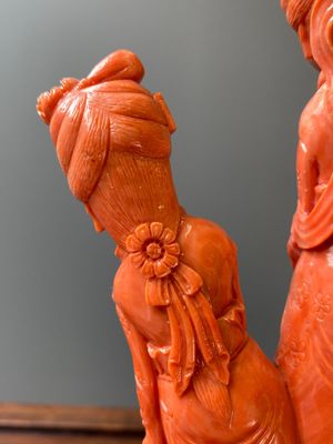 Een Chinese bloedkoralen groep van twee dames met lotusbloemen, 19/20e eeuw — foto 12